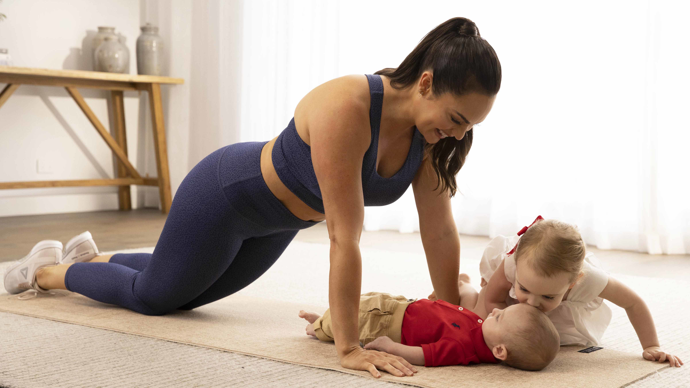 Itsy Bitsy Yoga: Poses to Help Your Baby Sleep Longer, Digest Better, and  Grow Stronger: Garabedian, Helen: 9780743243551: Amazon.com: Books